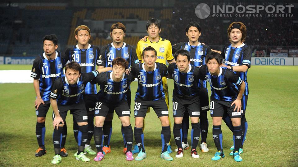 Kesebelasan Gamba Osaka berpose sebelum melakukan pertandingan.